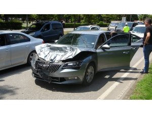 Zırhlı özel hareket aracına çarpan otomobilde büyük hasar meydana geldi