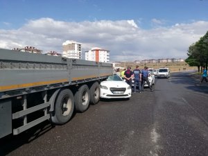 Otomobil park halindeki tırın altına girdi