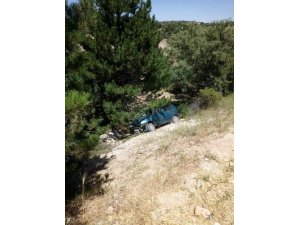 Otomobil şarampole yuvarlandı: 1 ölü, 1 yaralı