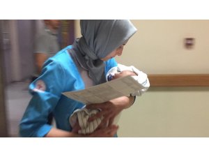 Annesinin kucağında yaralanan bebek için herkes seferber oldu