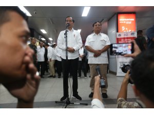 Endonezya Devlet Başkanı Widodo rakibiyle bir araya geldi