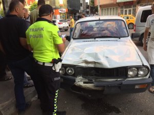 Motosiklet otomobille çarpıştı