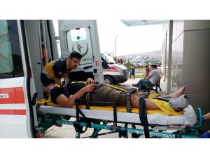 Kaza yapan yaralı, telefonunu elinden bırakmadı