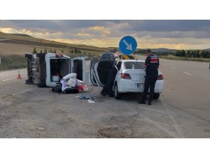 Otomobil ile kamyonet çarpıştı: 6 yaralı