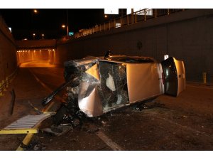 Otomobil alt geçide düştü: 3 yaralı