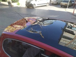 Seyir halindeki otomobilin üzerine 5’inci kattan atılan koltuk düştü