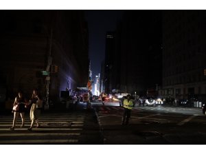 New York karanlığa gömüldü: 70 bin ev ve iş yeri 5 saat elektriksiz kaldı