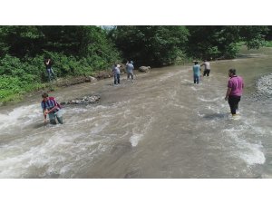 Selde kaybolan arkadaşlarını bulmak için 20 kişilik ekip kurdular