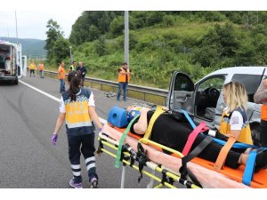 Otomobil, TEM’de park halindeki hafif ticari araca çarptı: 5 yaralı