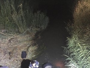 Manisa’da otomobil su kanalına uçtu