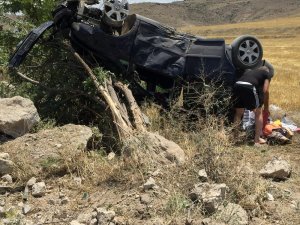 Otomobilin takla atarak ters döndüğü kazadan yara almadan kurtuldular