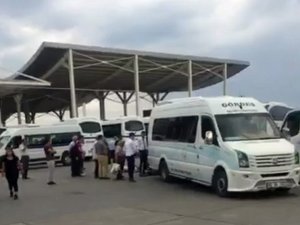 Minibüsün altında kalan yaşlı kadın hayatını kaybetti