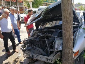 Otomobil ile minibüs çarpıştı