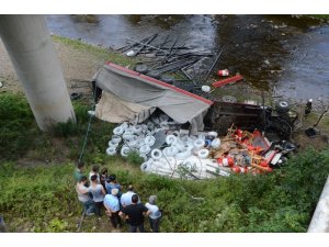 Lastiği patlayan tırdan atladı, yaralı olarak kurtuldu