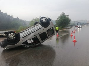 Yağmurlu yolda direksiyon hakimiyetini kaybetti ölümden döndü