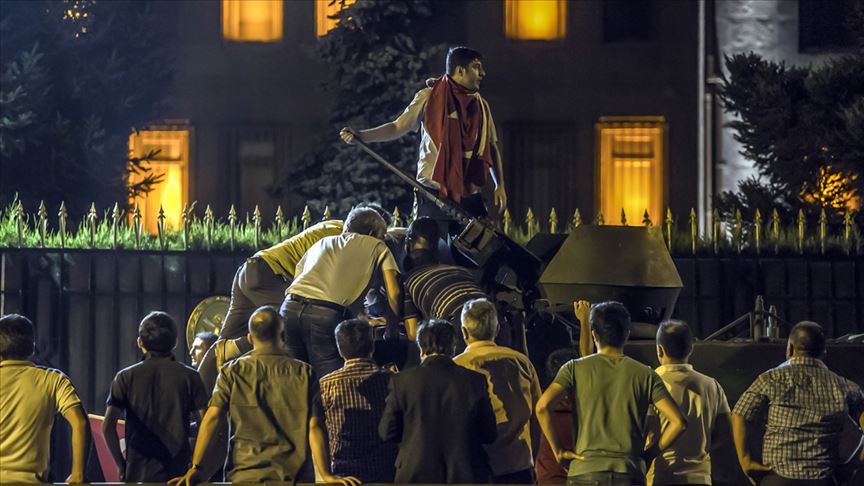 Halk darbeye karşı sokaklara böyle akın etti