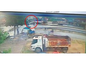 Manisa’da kavşaktaki kaza güvenlik kamerasına yansıdı