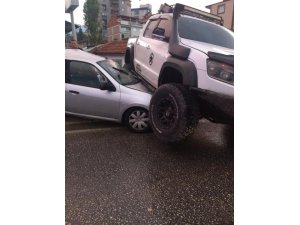 3 araç birbirine girdi: 3 yaralı