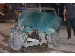 Otomobil önce refüje sonra 4 araca çarptı: 2 yaralı