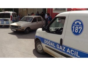 El freni çekilmeyen otomobil doğal gaz kutusuna çarptı