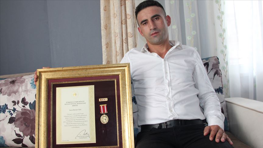 Vücudunda 9 saçma ve 1 mermiyle yaşıyor