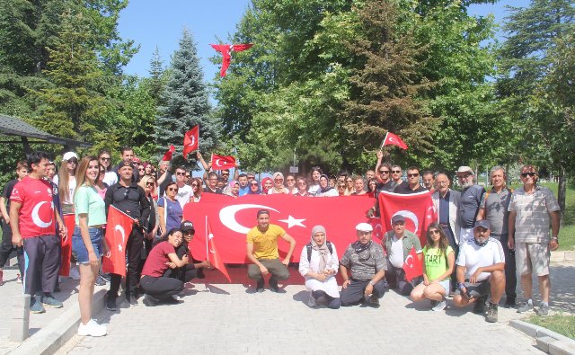 Beyşehir'de doğaseverler şehitler anısına dağa tırmandı