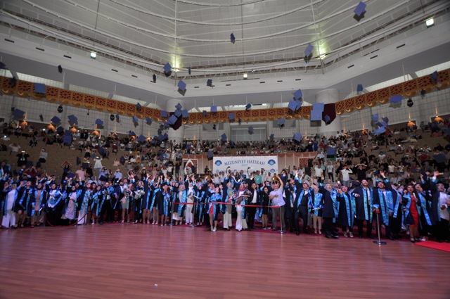 NEÜ, 5 bin mezunu yeni yaşamlarına uğurladı