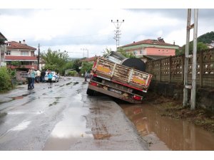 Mahalle sakinleri tır kazalarına tepki gösterdi