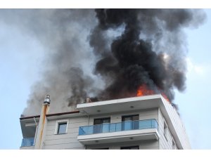Manisa’da 5 katlı binanın çatısı alev alev yandı
