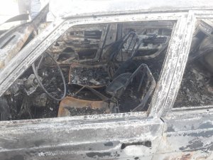 Park halindeki otomobil yanarak küle döndü