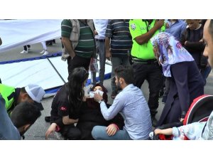 Devrilen standın altında kalan kadın yaralandı