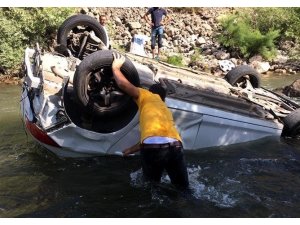 Otomobil çaya uçtu: 1 ölü, 2 yaralı