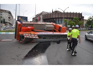 Devrilen kamyonu vinç kaldıramayınca vatandaş yardım etti