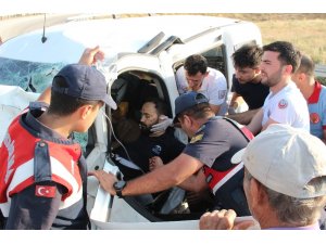 Kaza sonrası sıkışan sürücü için herkes seferber oldu