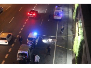 E-5’te feci ölüm... Metrobüs üst geçidinden atlayan kadın hayatını kaybetti