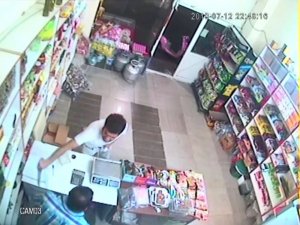 Bıçakla tehdit ettiği bakkalın 350 lirasını gasp etti