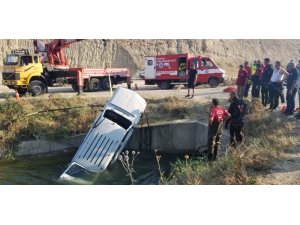 Otomobil sulama kanalına uçtu: 2 ölü
