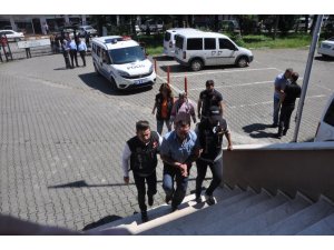 Karı koca mısır tarlasına ektiği esrarı hasat yapınca yakayı ele verdi