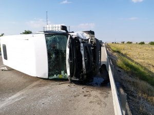 Konya'da minibüs devrildi: 2 yaralı