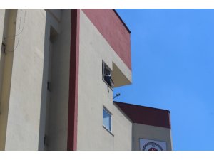 Çocuklarını göremediğini iddia etti, adliye penceresinde intihara kalkıştı