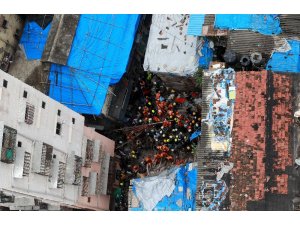 Hindistan’da bina çöktü: 12 ölü, 30 kişi enkaz altında