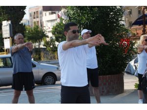 Başkan Günel, Kuşadalılarla birlikte sabah sporu yapıyor