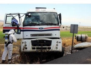 Asit yüklü tanker devrildi