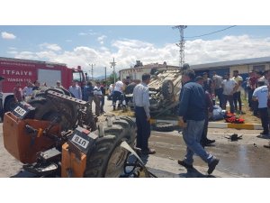 Traktör ile hafif ticari araç çarpıştı: 2’si çocuk 9 yaralı