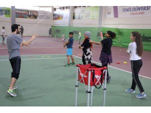 Büyükşehir geleceğin tenis şampiyonlarını yetiştiriyor