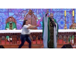 "Şişman kadınlar cennete giremez" diyen papazı sahneden attı