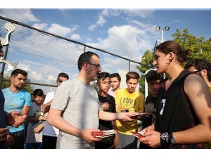 Bakan Kasapoğlu önce gençlerle basketbol oynadı, ardından 10 bin pota müjdesi verdi