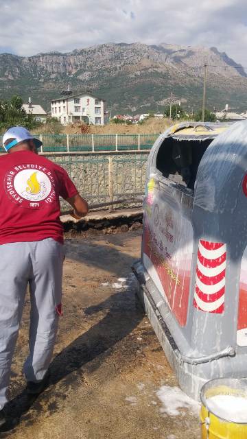 Çöp konteynırları dezenfekte ediliyor