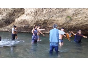 Suda yaşanan can pazarı kamerada