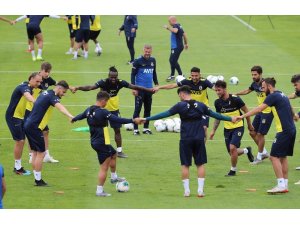 Fenerbahçe günün ilk idmanını yaptı